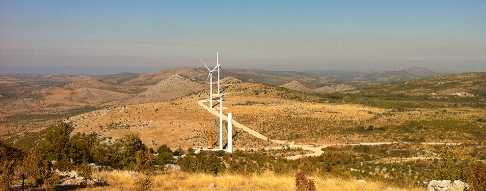 <h1>Montage und Demontage von Windkraftanlagen</h1> <p>Montage und Demontage der Windkraftanlage Jelinak, die aus 20 Windaggregaten des Herstellers Acciona Windpower (AW-82/1500 II a) mit einer Nennleistung von 1.500 kW (gesamte installierte Leistung von 30 MW) besteht. Die Windkraftanlage befindet sich nordwestlich von Trogir, auf dem Gebiet der Gemeinden Marina und Seget...</p> <a href='transport-i-montaza-vjetroelektrane/' class='detaljnije'>Mehr</a>